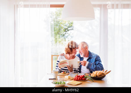 Être libre de manger le petit déjeuner à la maison. Banque D'Images