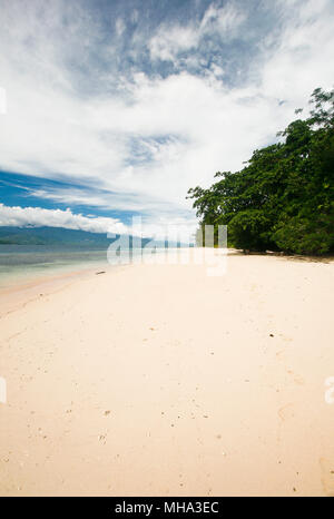 Île déserte à Gorontalo. Sulawesi. L'Indonésie Banque D'Images