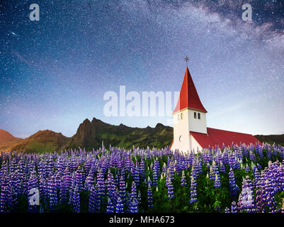 Collage belle église luthérienne de Vik sous un ciel étoilé magnifique. L'Islande Banque D'Images