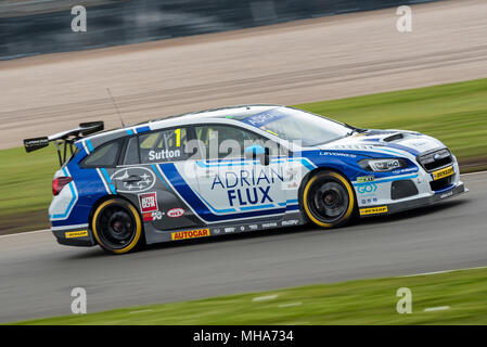 Donington Park, Derbyshire, Royaume-Uni. 29 avril 2018. Dunlop MSA British Touring Car Championship. Ashley Sutton, Adrian Subaru Levorg Course Flux Banque D'Images