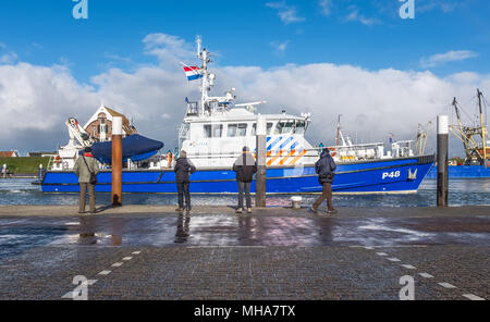 Bateau de la police néerlandaise dans le port de Oudeschild sur l'île hollandaise de Texel Banque D'Images