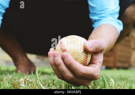 Baseball player holding old ball pour le plaisir du sport de droit libre. Banque D'Images