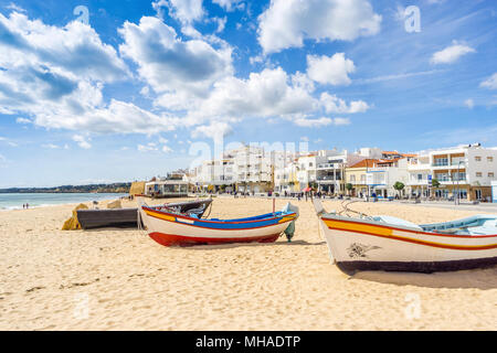 Bateaux colorés sur la plage de sable dans le village des pêcheurs d'Armacao de Pera, Algarve, Portugal Banque D'Images