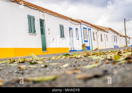 Les petites maisons blanches dans presque village abandonné en Alentejo, Portugal Banque D'Images