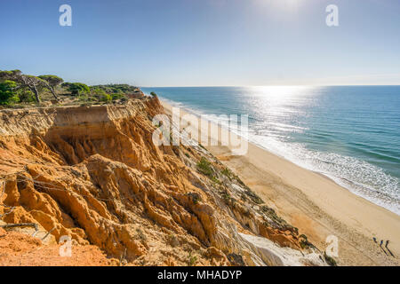 Belle plage de Falesia, orange avec des falaises par l'océan Atlantique, Albufeira, Algarve Banque D'Images