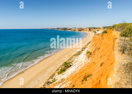 Belle plage de Falesia, orange avec des falaises par l'océan Atlantique, Albufeira, Algarve Banque D'Images