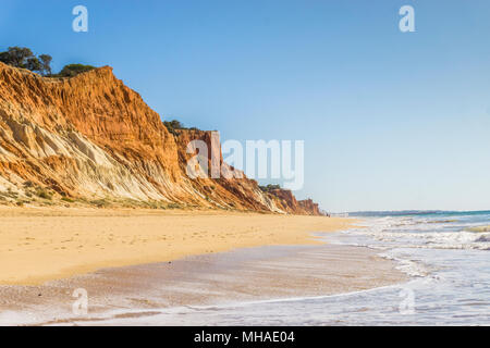 Belle plage de Falesia, orange avec des falaises par l'océan Atlantique, Albufeira, Algarve Banque D'Images