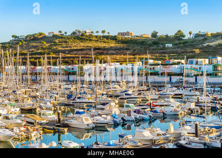 De nombreux voiliers et bateaux à moteur en marina avec l'architecture colorée, Albufeira, Algarve, Portugal Banque D'Images