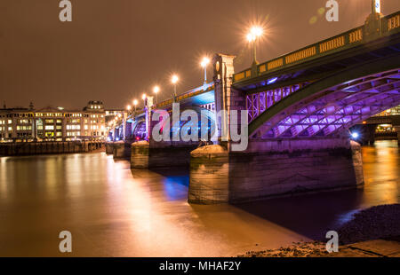 Blackfriars Bridge at night - Londres Banque D'Images