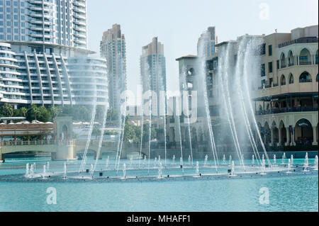 Dubaï, Émirats arabes unis - le 14 novembre : Les fontaines dansantes centre-ville et dans un lac artificiel à Dubaï (Émirats arabes unis le 14 novembre 2012. Le Dubaï fontaines dansantes sont wo Banque D'Images