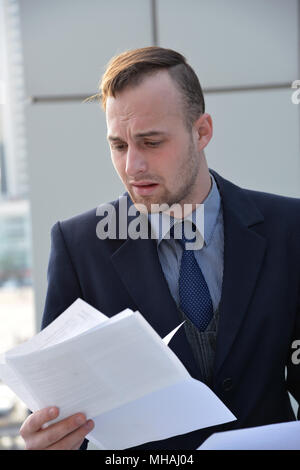 Businessman émotionnellement la lecture de documents Banque D'Images