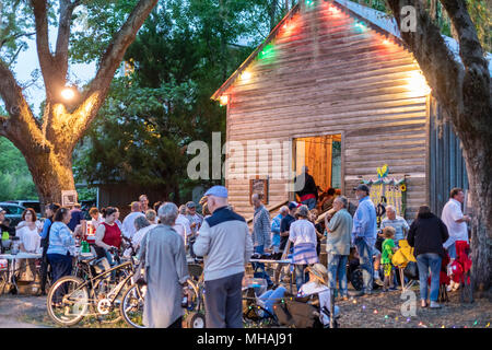 Mandeville, Louisiane - à l'extérieur entre les ensembles la goutte de rosée le Jazz & Social Hall à Mandeville, en Louisiane. La goutte de rosée a été construit en 1895 comme une African-Am Banque D'Images