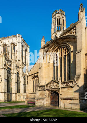 York Minster et St Michael le Beffroi Église éclairée par le soleil de printemps York Yorkshire Angleterre Banque D'Images