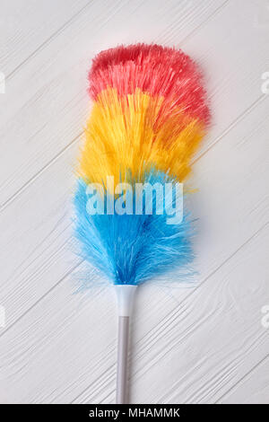 Fluffy duster brosse sur fond de bois. Banque D'Images