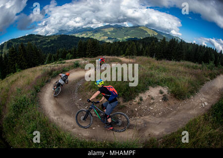 Mountain biker ride un sentier dans Les Gets bikepark dans le domaine skiable des Portes du Soleil, dans les Alpes françaises. Banque D'Images