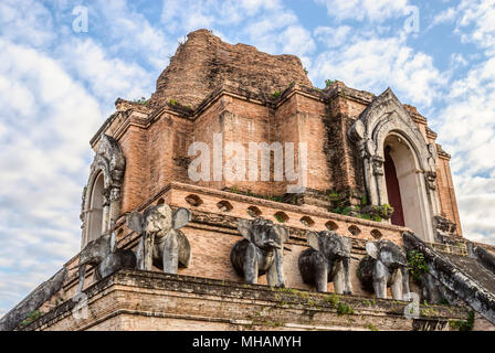 Ancien Stupa de Wat Chedi Luang, Chiang Mai, Thaïlande du Nord Banque D'Images