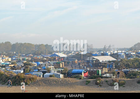 La Jungle de Calais pendant l'évacuation. La Jungle était un camp de migrants dans le nord de la ville française de Calais. Le camp attiré des migrants et des réfugiés du Moyen Orient, Afrique du Nord et l'Afrique subsaharienne qui ont planifié d'entrer illégalement au Royaume-Uni. Finalement, les autorités françaises ont été obligés de fermer la Jungle parce qu'il était devenu hors de contrôle et devient à la fois un risque pour la santé publique et un centre d'activité criminelle. La Jungle de Calais a été fermé en octobre 2016. Banque D'Images