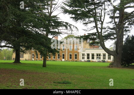 Delapre Abbey, sur le bord de Northampton, a 900 ans d'histoire et 500 hectares de bois, de parcs et jardin clos ; visite de la maison et du terrain. Banque D'Images