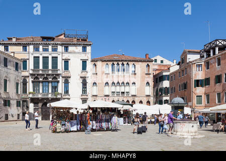 Campo Sant'Anzolo, San Marco, Venise, Vénétie, Italie avec le Palazzo Gritti Morosini (rose) et le Palais Trevisan Pisani (à sa gauche) Banque D'Images