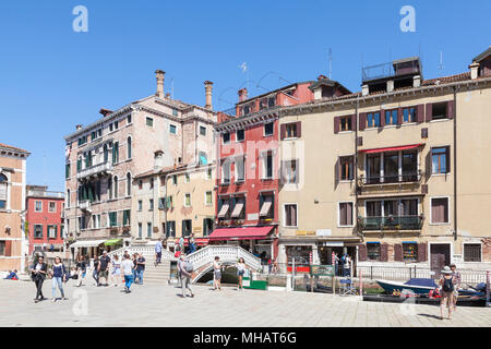 Bâtiments colorés et pont sur le Campo dei Frari, San Polo, Venise, Vénétie, Italie avec les touristes au printemps Banque D'Images