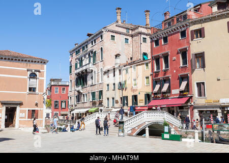 Bâtiments colorés et pont sur le Campo dei Frari, San Polo, Venise, Vénétie, Italie avec quelques touristes au début du printemps Banque D'Images