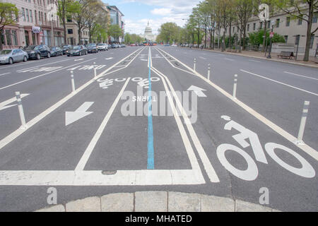 Les pistes cyclables exécuter semé le milieu de Pennsylvania Avenue NW, également connu sous le nom de l'Avenue des présidents. Capitole est situé à l'arrière. Banque D'Images