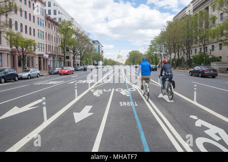 Les pistes cyclables exécuter semé le milieu de Pennsylvania Avenue NW, également connu sous le nom de l'Avenue des présidents. Capitole est situé à l'arrière. Banque D'Images