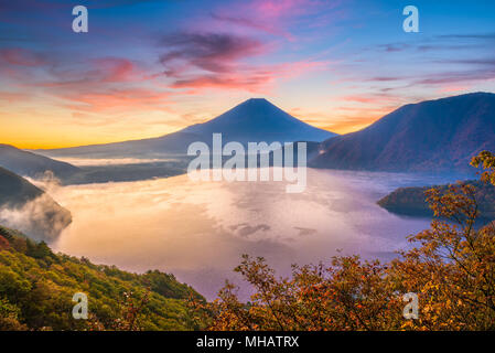 Mt. Fuji, le Japon à l'aube de l'automne Le lac Motosu. Banque D'Images