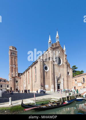 Basilica di Santa Maria Gloriosa dei Frari, Campo dei Frari, San Polo, Venise, Vénétie, Italie avec des réflexions et une cabine dans le canal Banque D'Images