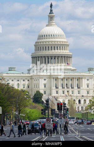 Les pistes cyclables exécuter semé le milieu de Pennsylvania Avenue NW, également connu sous le nom de l'Avenue des présidents. Capitole est situé à l'arrière. Banque D'Images