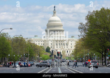 Les pistes cyclables exécuter semé le milieu de Pennsylvania Avenue NW, également connu sous le nom de l'Avenue des présidents. Capitole est situé à l'arrière. Banque D'Images