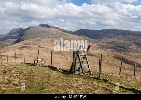 En regardant vers les sommets du Cadair Idris. Mynydd Moel et Cyfrwy du sommet du Tyrrau Mawr Banque D'Images
