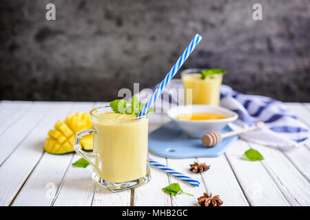 Mango Lassi yaourt indien traditionnel - verre dans un pot en verre Banque D'Images