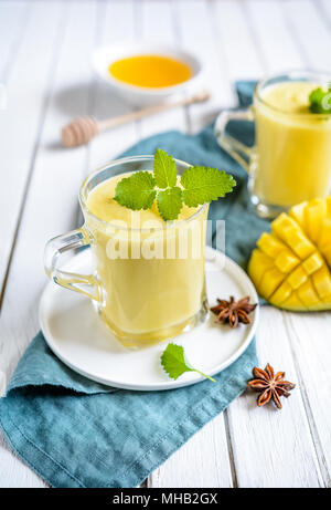 Mango Lassi yaourt indien traditionnel - verre dans un pot en verre Banque D'Images