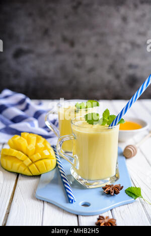 Mango Lassi yaourt indien traditionnel - verre dans un pot en verre Banque D'Images