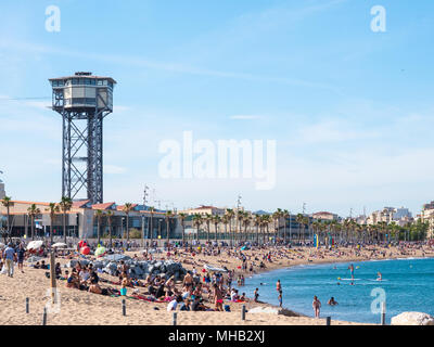 Barcelone, Espagne - 21 mai 2017 : voir des touristes sur le sable de la plage de Barceloneta à Barcelone Banque D'Images