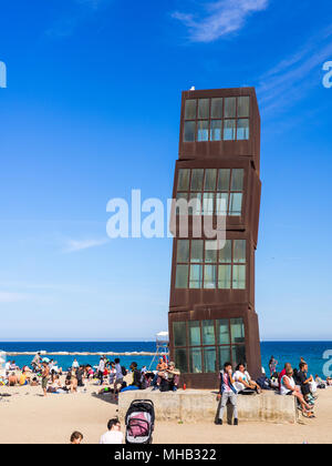 Barcelone, Espagne - 21 mai 2017 : Vue de l'Estel Ferit sculpturea dans la Barceloneta Beach entouré par les touristes. Banque D'Images