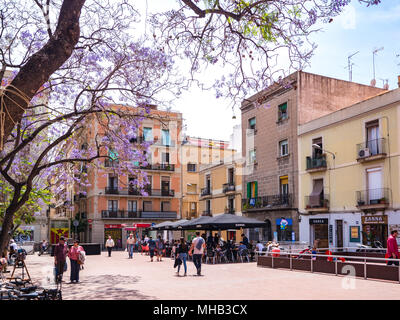 Barcelone, Espagne - 21 mai 2017 : Voir des gens marcher dans la place de la révolution en quartier Gracia Banque D'Images