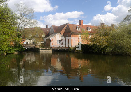 Moulin de Flatford, de l'autre côté de la rivière Stour, dans le Suffolk, Angleterre, Flatford Banque D'Images