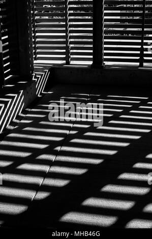 Pièce de rangement intérieur avec des motifs de lumière création de formes géométriques des motifs lumineux et les ombres Banque D'Images
