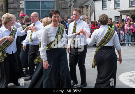 Cornish traditionnels dansent dans les rues au cours de la fête annuelle de trevithick, hayle en Cornouailles, Angleterre, Grande-Bretagne, Royaume-Uni, Banque D'Images