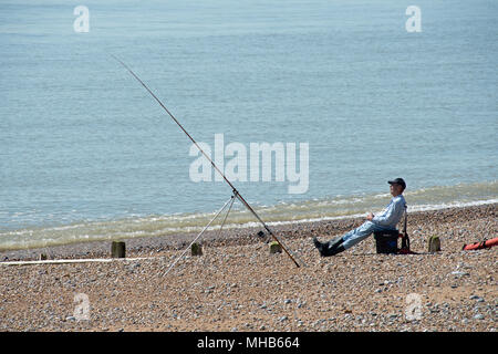 Pêche à la ligne de mer de la plage de la baie de Normands, Sussex, UK Banque D'Images