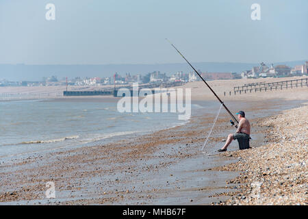 Pêche à la ligne de mer de la plage de la baie de Normands, Sussex, UK Banque D'Images