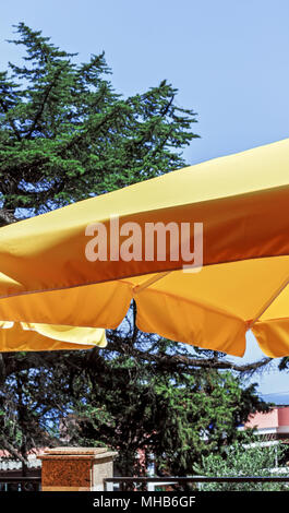 Auvent jaune parasol à heureux temps lumineux Banque D'Images