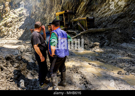 Omalo, Géorgie. Tracteur avec travailleurs déposer le glissement de terrain sur la route de montagne, Tusheti Banque D'Images