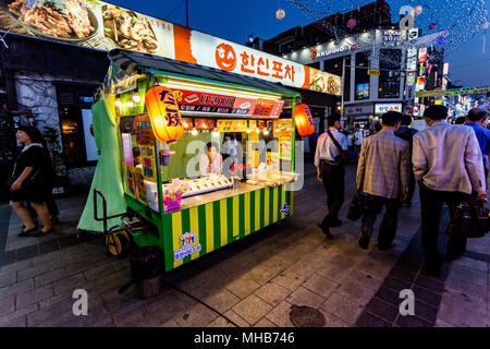 En attente d'acheteurs vendeur femme dans son kiosque de restauration rapide au main street à Suwon, Corée du Sud Banque D'Images