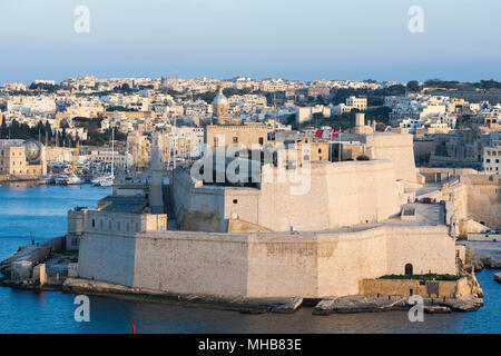 Une vue de l'Forti San Anglu le Grand Port de La Valette sur l'île de Malte. Banque D'Images