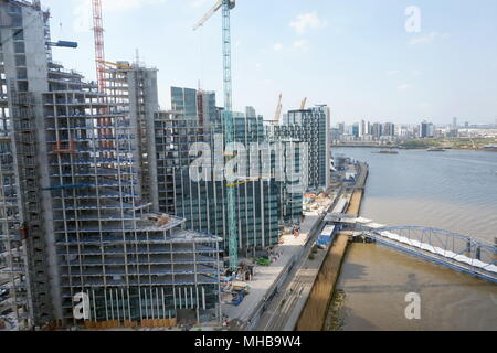 Vue depuis la nouvelle de Emirates Air Line appartements en construction sur le Nord de la péninsule de Greenwich, Londres Banque D'Images