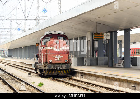 Chemins de fer de l'État bulgare (BDZ) - Class 55 (55057 FAUR-55) dans la gare centrale de Sofia, Bulgarie Banque D'Images