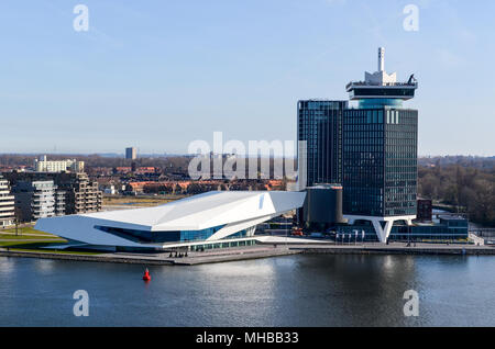 Vue aérienne de l'ŒIL et du musée de l'A'DAM Lookout Tower, encadré avec ciel bleu et la rivière IJ, Amsterdam, Pays-Bas Banque D'Images